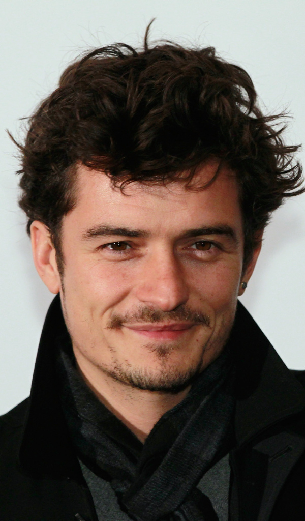 Кареглазый мужчина, актер Орландо Блум