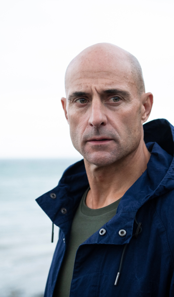 Брутальный актер Марк Стронг у моря