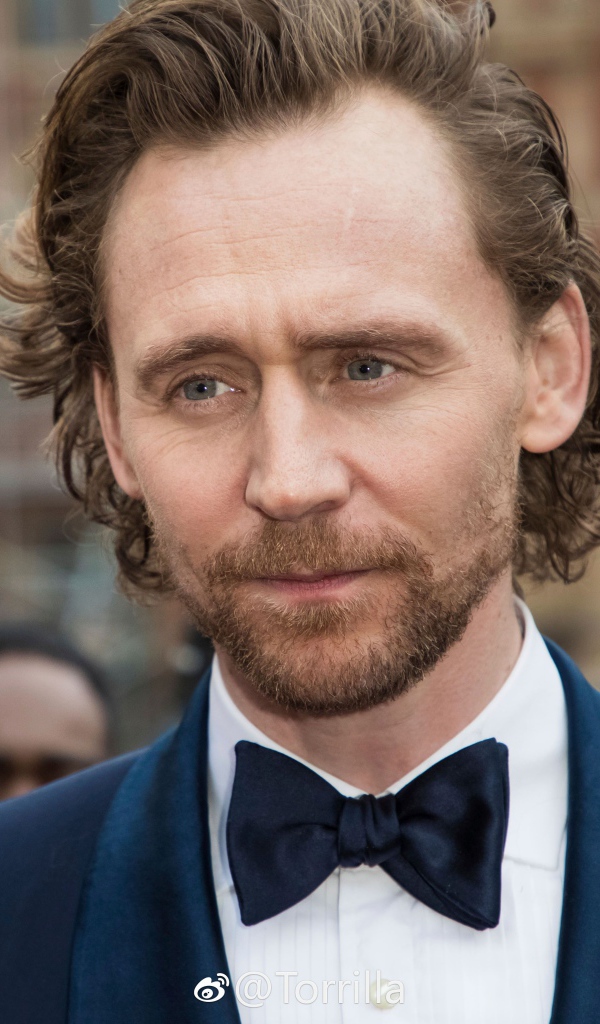 Английский актер Том Хиддлстон в костюме