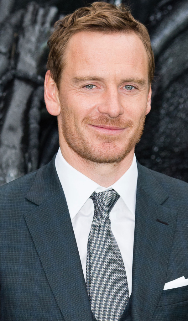 Немецкий актер Майкл Фассбендер в костюме