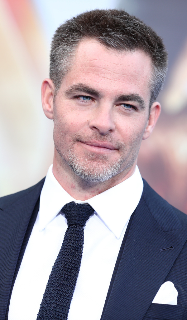 Красивый голубоглазый актер Крис Пайн в костюме