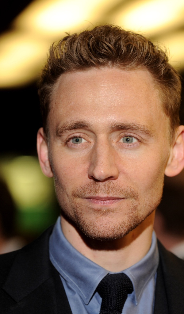 Красивый мужчина, актер Том Хиддлстон