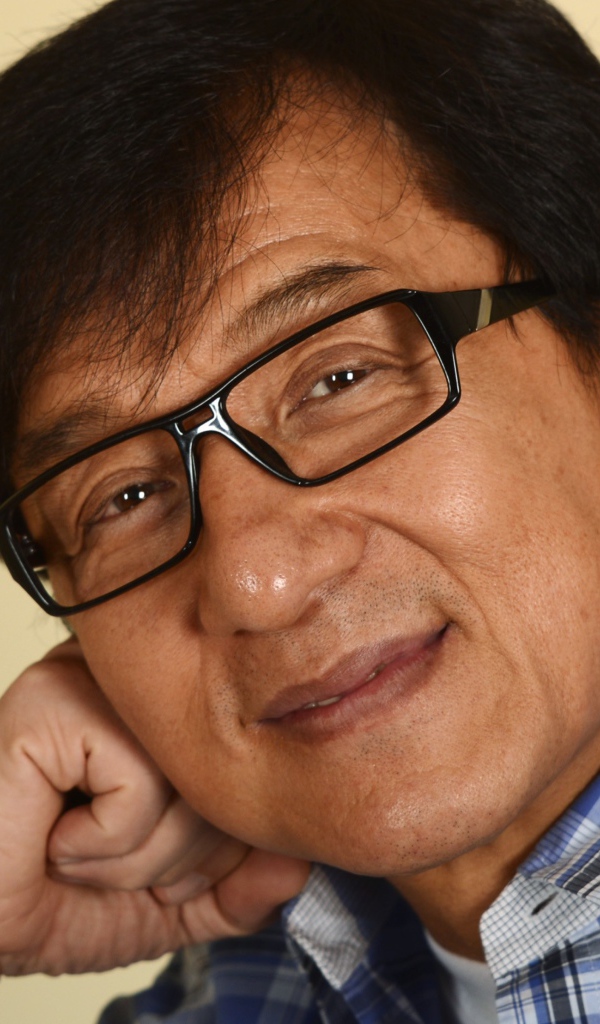 Легендарный актер Джеки Чан в очках