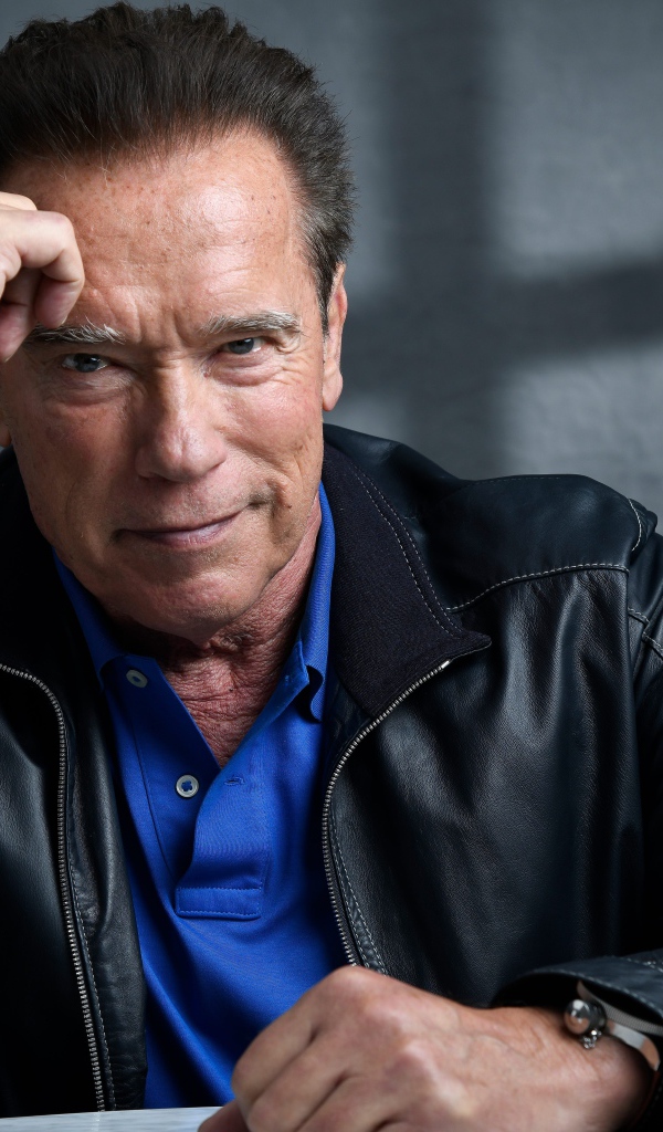 Легендарный актер Арнольд Шварценеггер в черной куртке