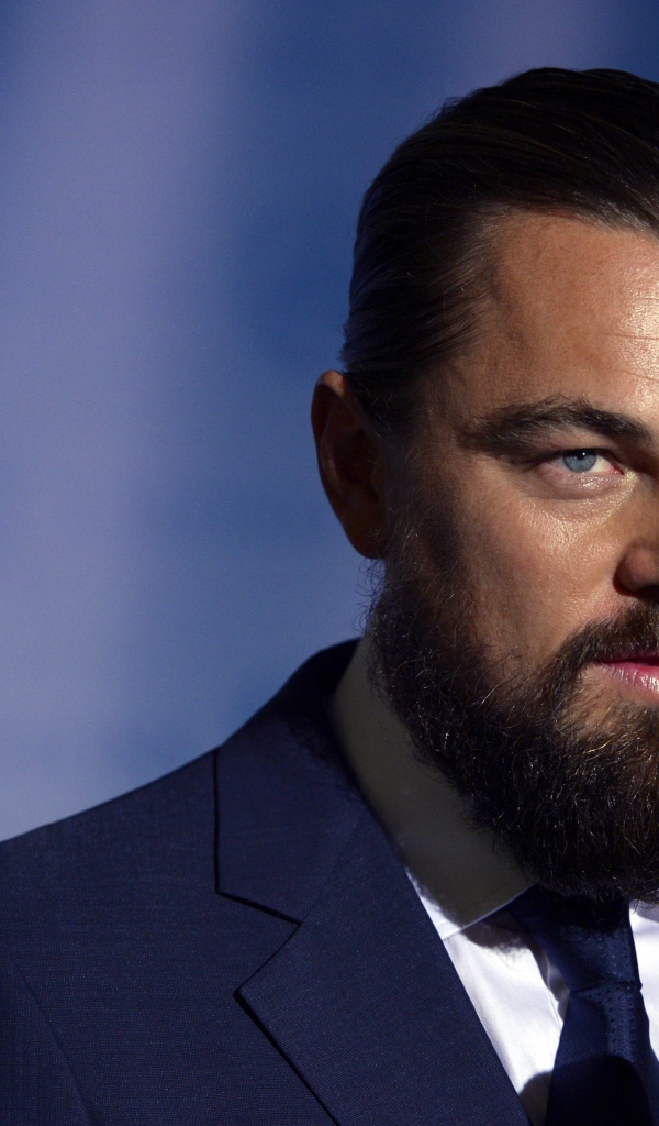 Легендарный актер Леонардо Ди Каприо с микрофоном