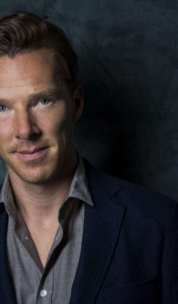 Популярный актер Бенедикт Камбербэтч у стены