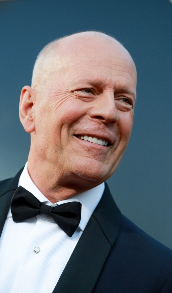 Популярный актер Брюс Уиллис в смокинге