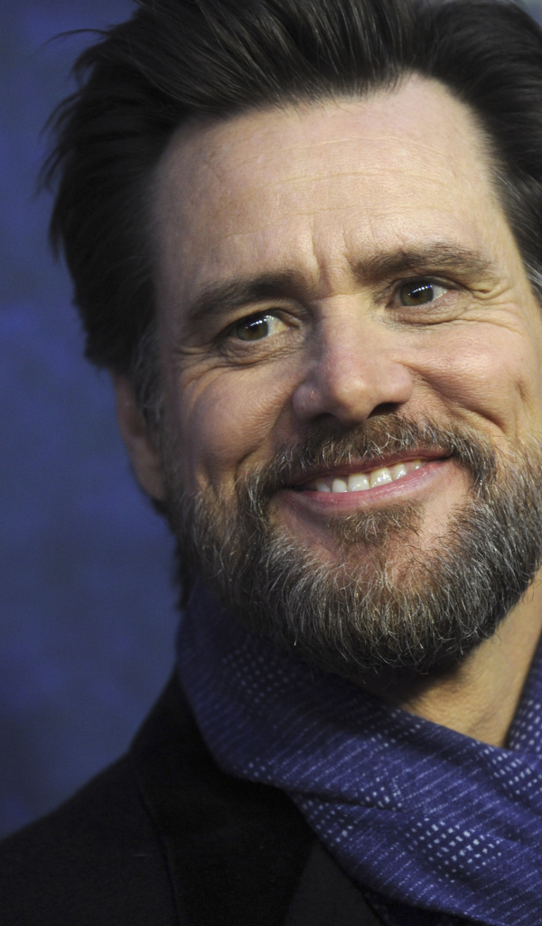 Популярный актер Джим Керри улыбается