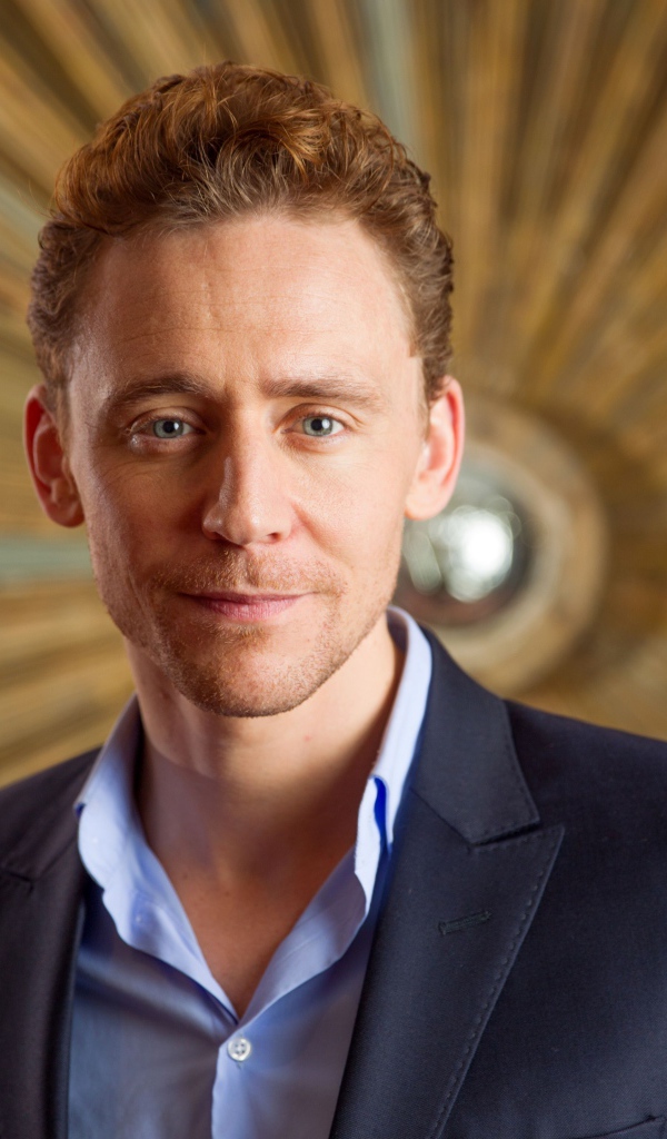 Популярный актер Том Хиддлстон в костюме