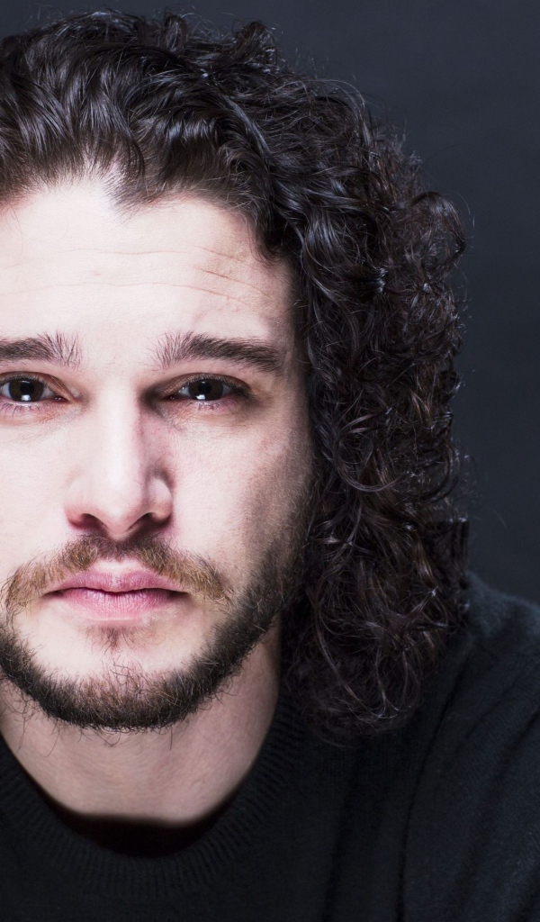 Грустный  Кит Харингтон на сером фоне