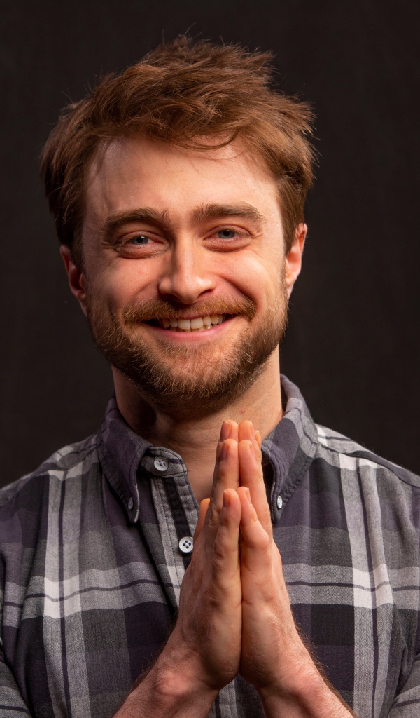 Улыбающийся мужчина, актер Дэниел Рэдклифф