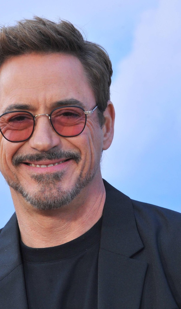 Улыбающийся мужчина, актер Роберт Дауни-младший