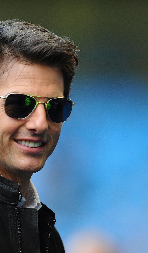 Улыбающийся Том Круз в очках