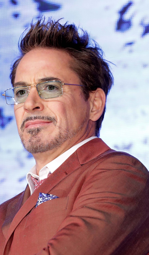 Стильный популярный актер Роберт Дауни-младший