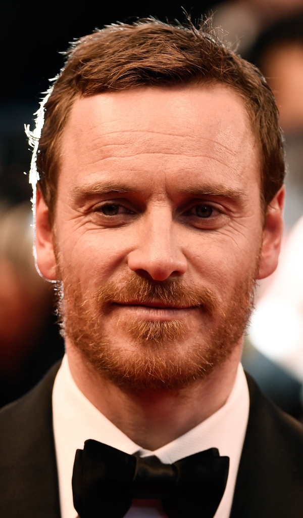 Стильный мужчина актер Майкл Фассбендер