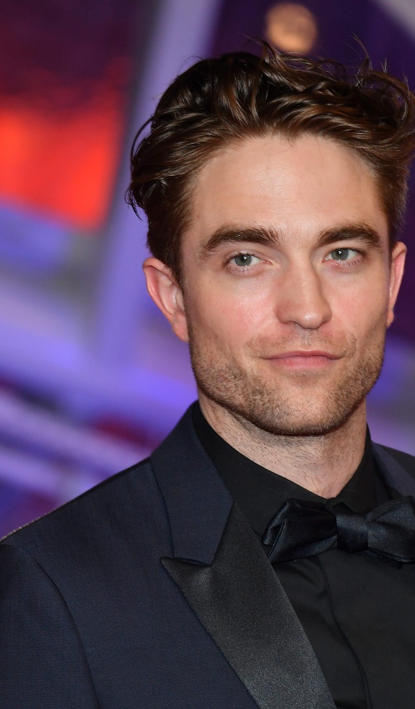 Стильный мужчина в черном костюме, актер Роберт Паттинсон