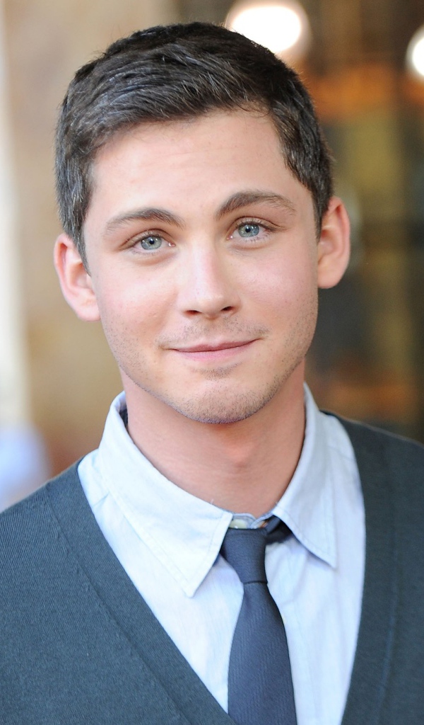 Молодой голубоглазый мужчина актер Логан Лерман