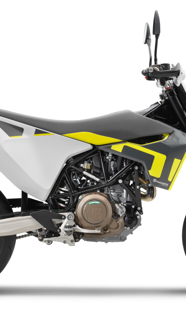 Гоночный мотоцикл Husqvarna 701 Supermoto, 2021 года на белом фоне