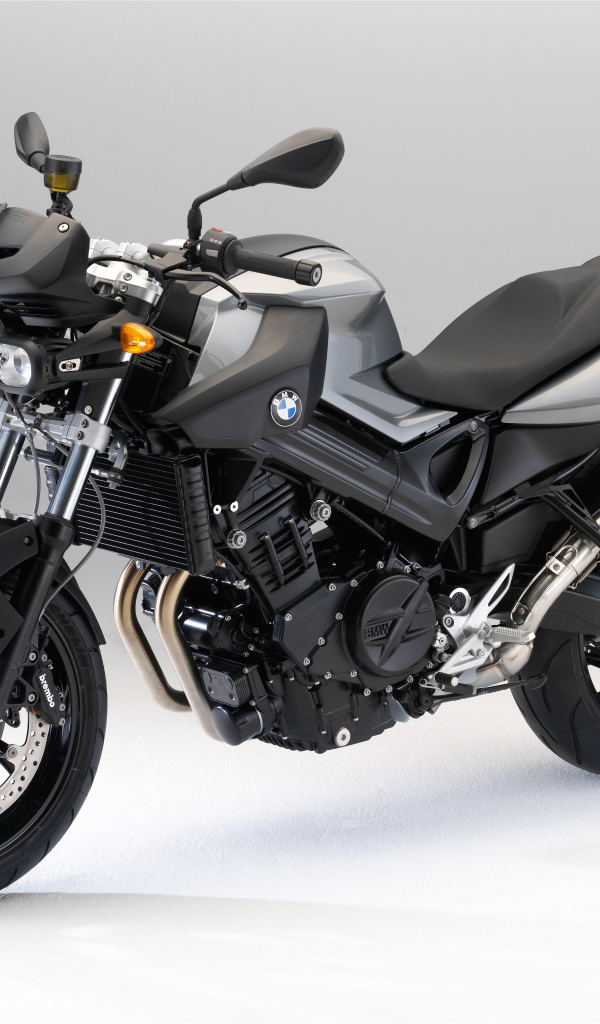 Большой черный мотоцикл BMW F 800 R на сером фоне