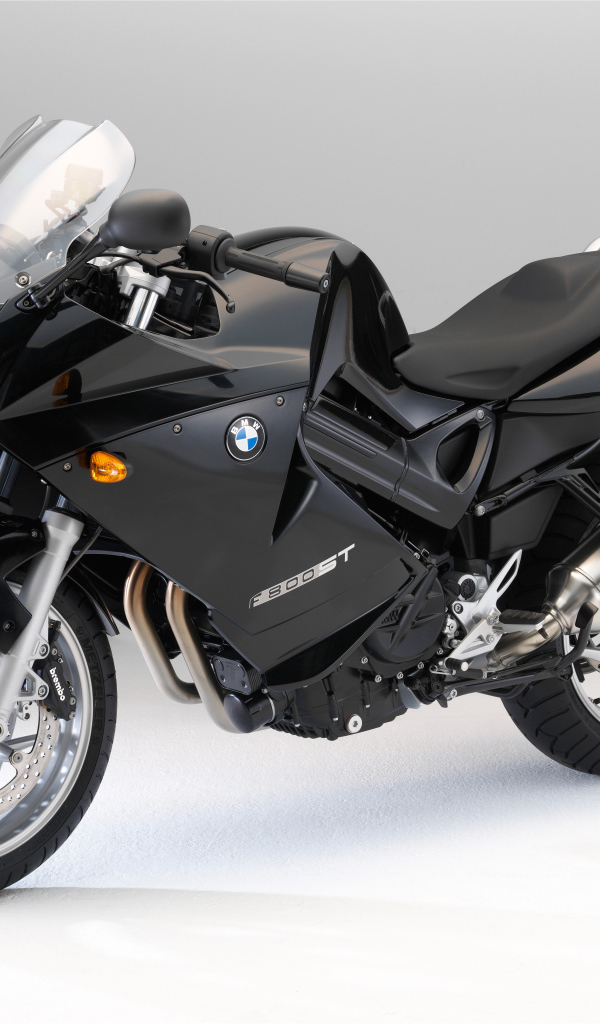 Черный мотоцикл BMW  F 800 ST на сером фоне крупным планом