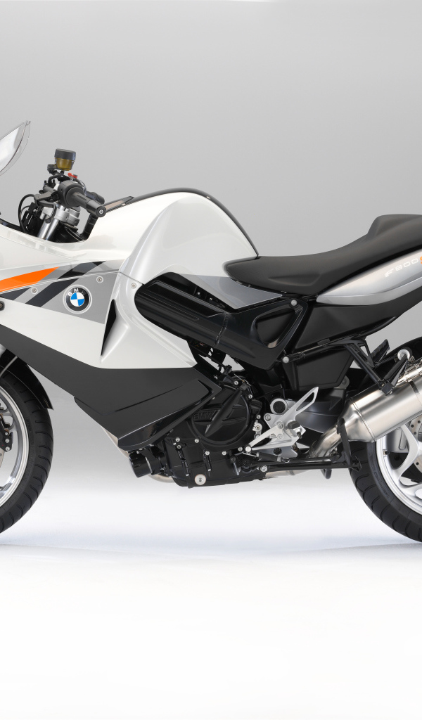 Серый мотоцикл BMW F 800 ST на сером фоне 