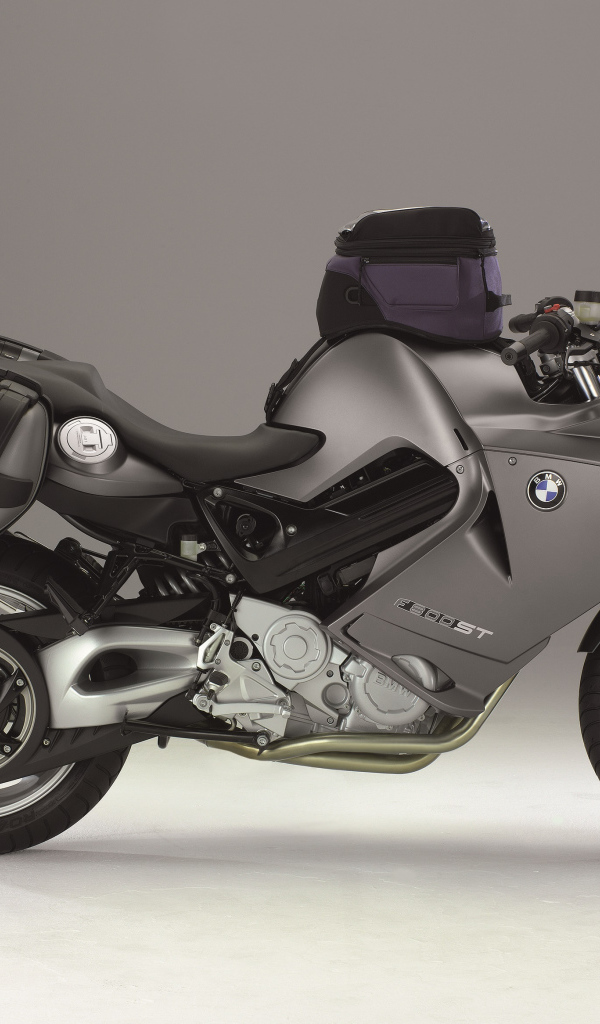 Серый мотоцикл BMW  F 800 ST вид сбоку 