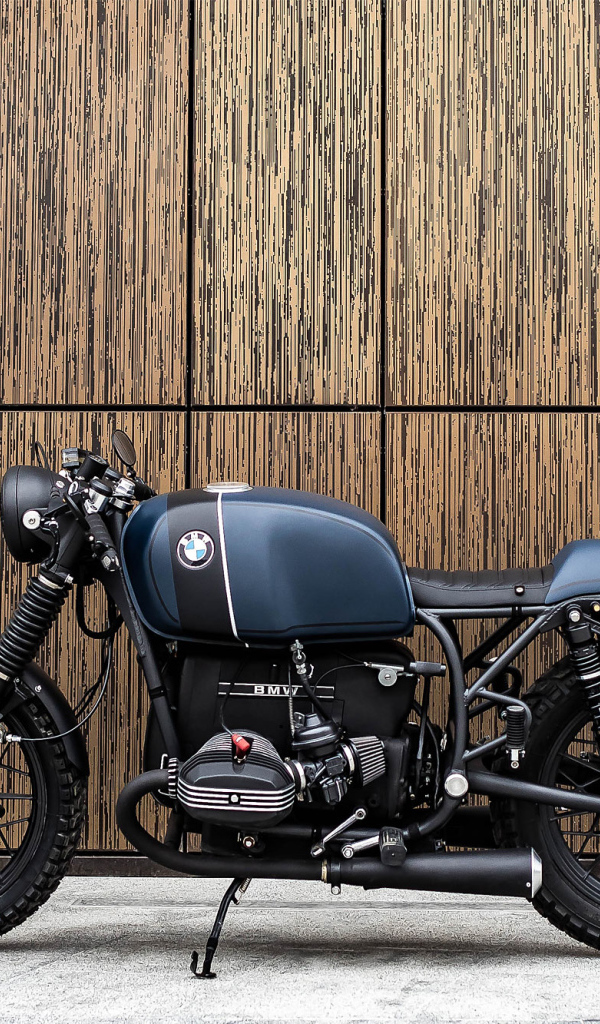 Мотоцикл Vagabund BMW R100R на фоне стены