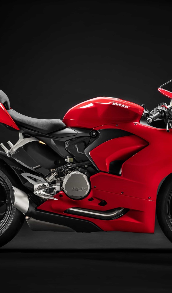Красный мотоцикл Ducati Panigale v2, 2020 года на черном фоне
