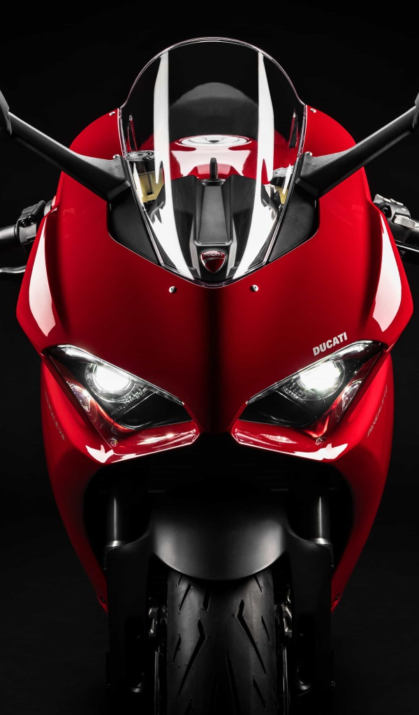 Красный мотоцикл Ducati Panigale v2 вид спереди