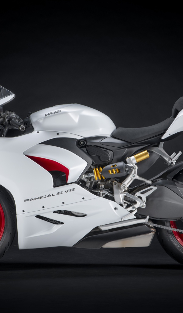 Белый мотоцикл Ducati Panigale v2 на черном фоне