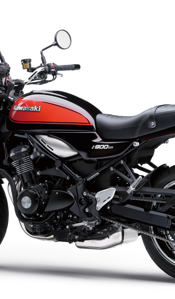 Большой мотоцикл Kawasaki Z900RS на белом фоне