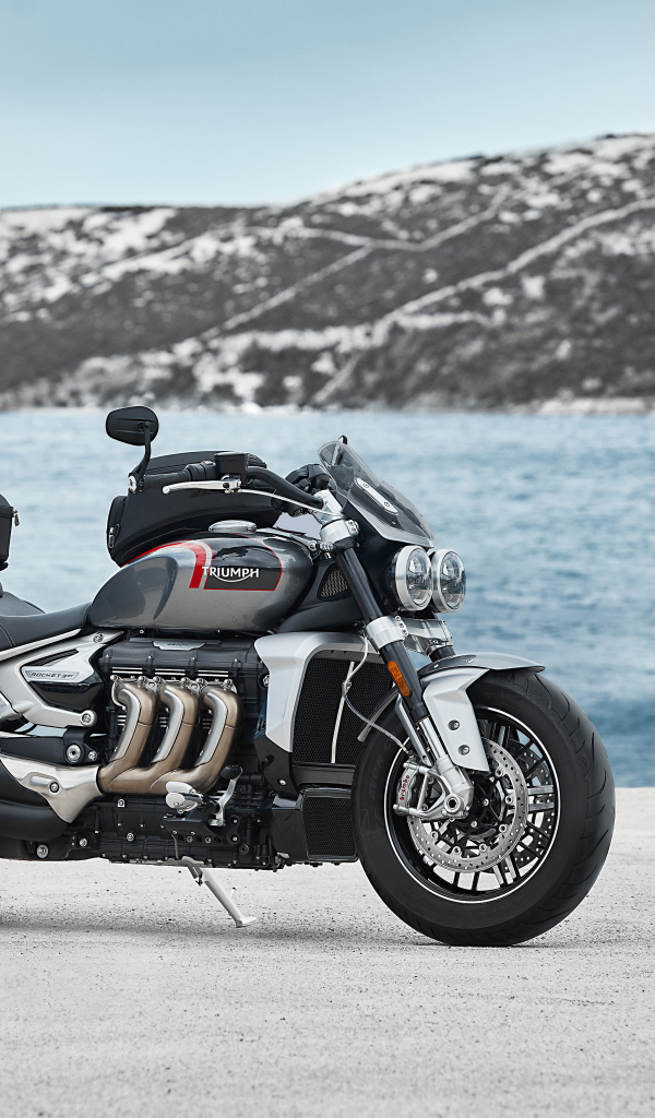 Большой черный мотоцикл Triumph Rocket 3, 2021 года у воды