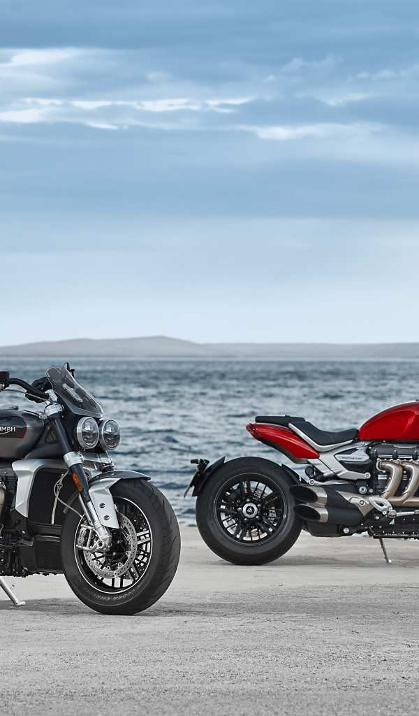 Два мотоцикла Triumph Rocket 3, 2021 года на берегу