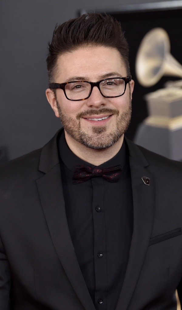 Американский певец Дэнни Гокей в костюме