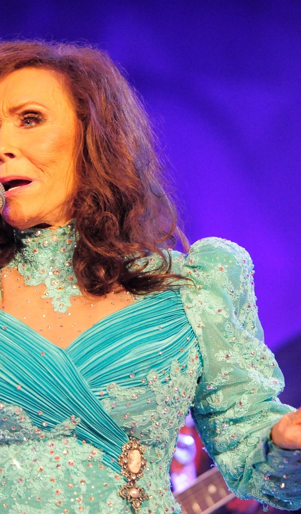 Американская певица Лоретта Линн в красивом платье