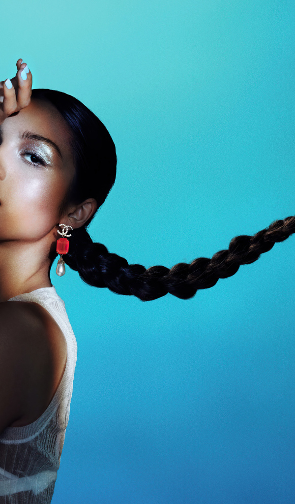 Американская певица Оливия Родриго на голубом фоне