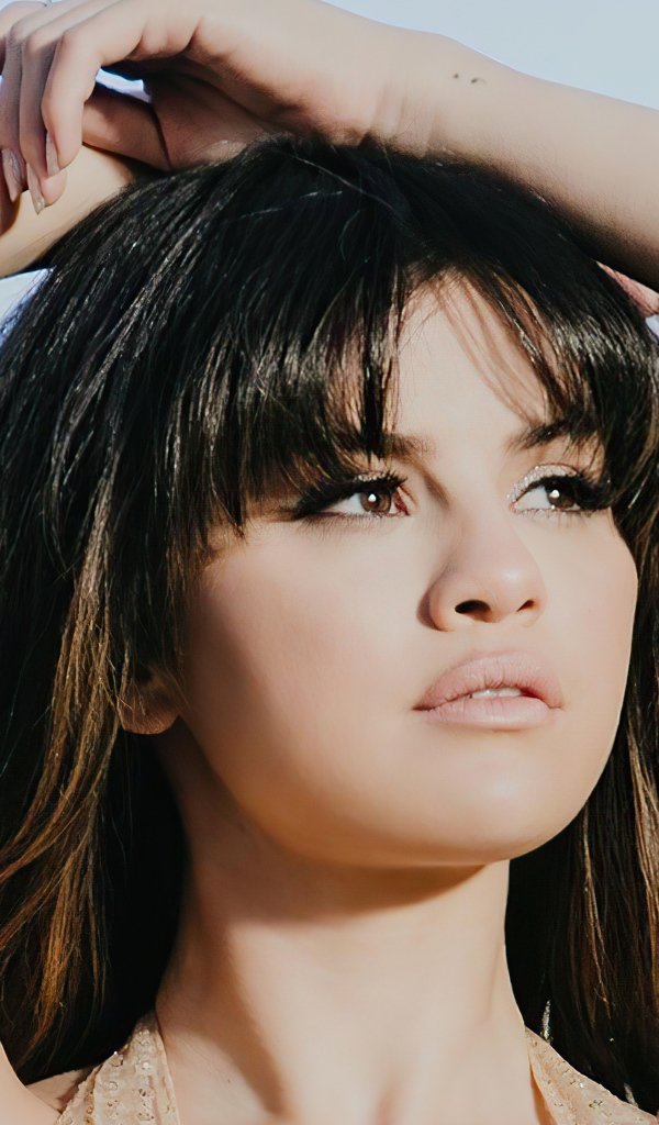 Американская певица Селена Гомес в поднятыми руками