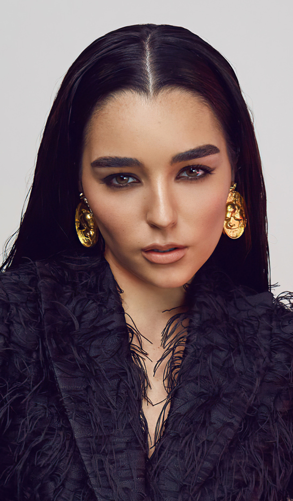 Австралийская певица Индиана Массара в черном наряде