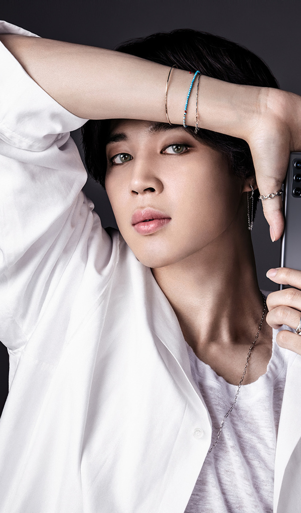 Вокалист группы BTS Jimin с телефоном