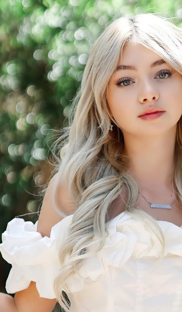 Красивая блондинка певица Сисили Роуз