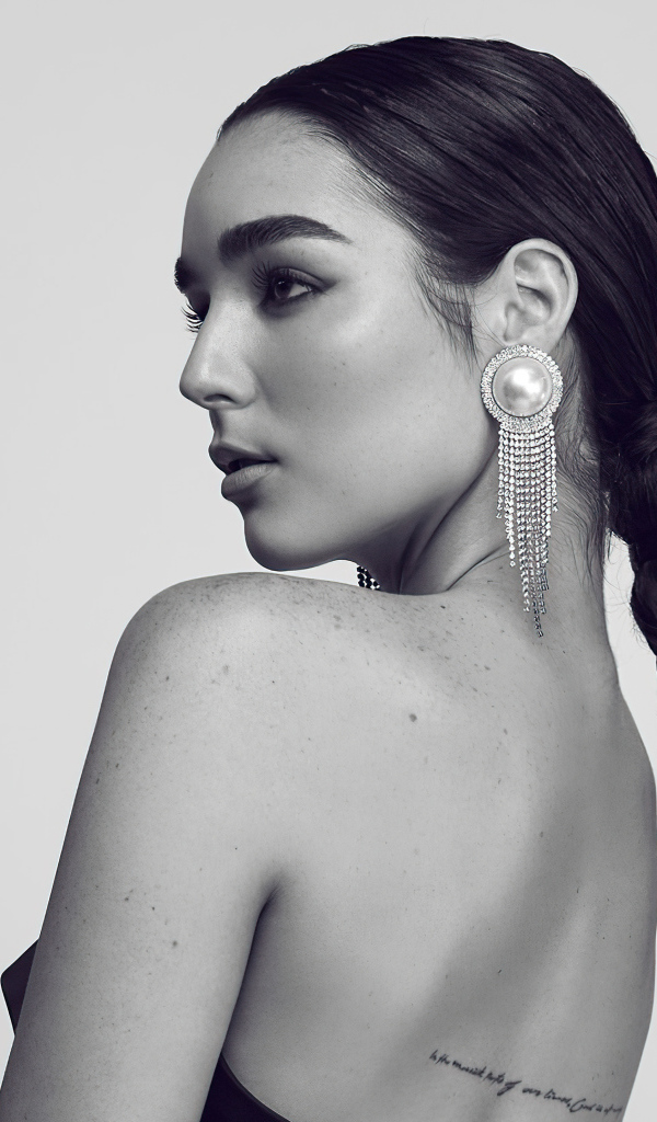 Красивая певица Индиана Массара на сером фоне