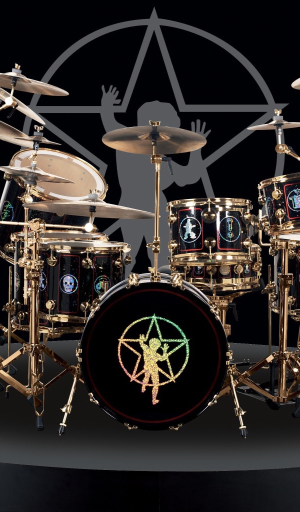 Большая барабанная установка на черном фоне