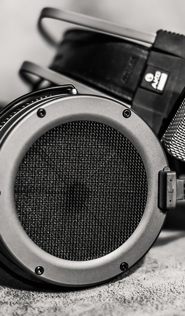 Черные наушники и студийный микрофон