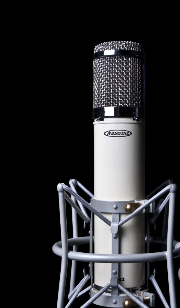 Конденсаторный микрофон на черном фоне