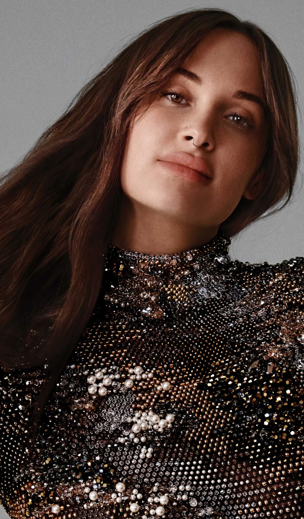 Кантри певица Кейси Масгрейвс на сером фоне