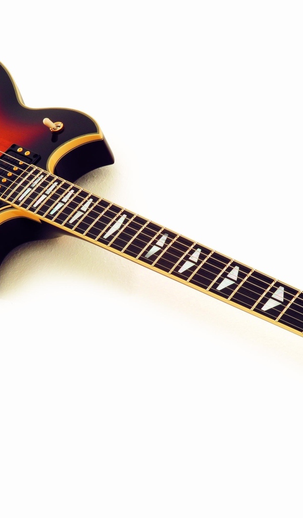 Дорогая гитара на белом фоне 