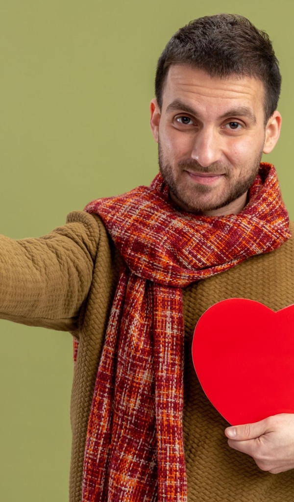 Мужчина с красным сердцем в руке 