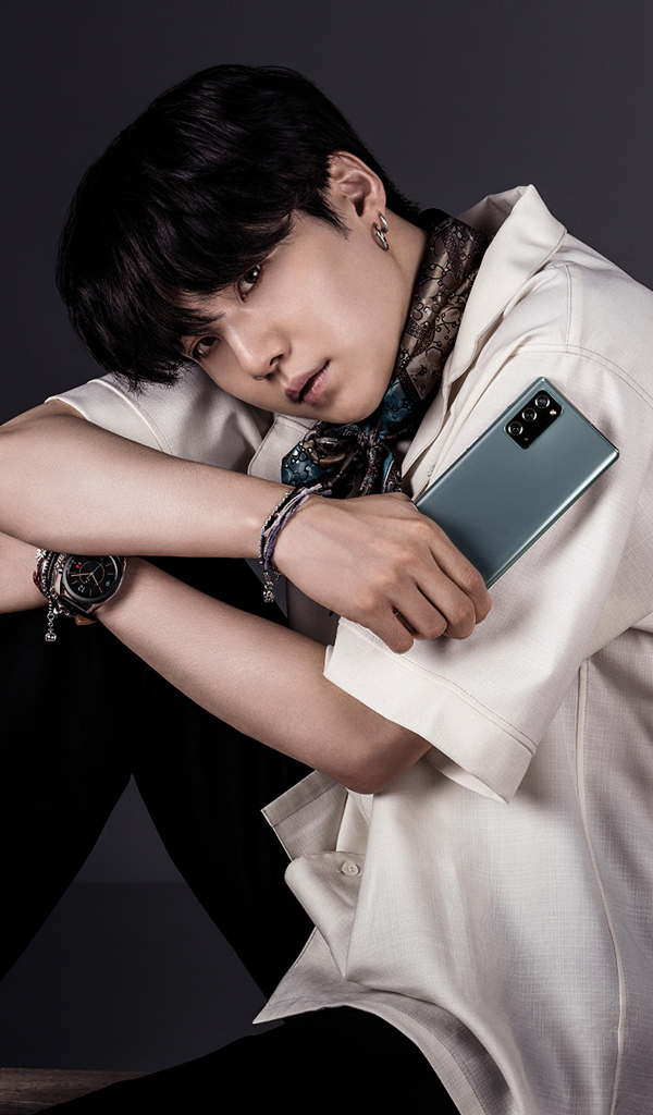 Участник группы BTS Suga на сером фоне