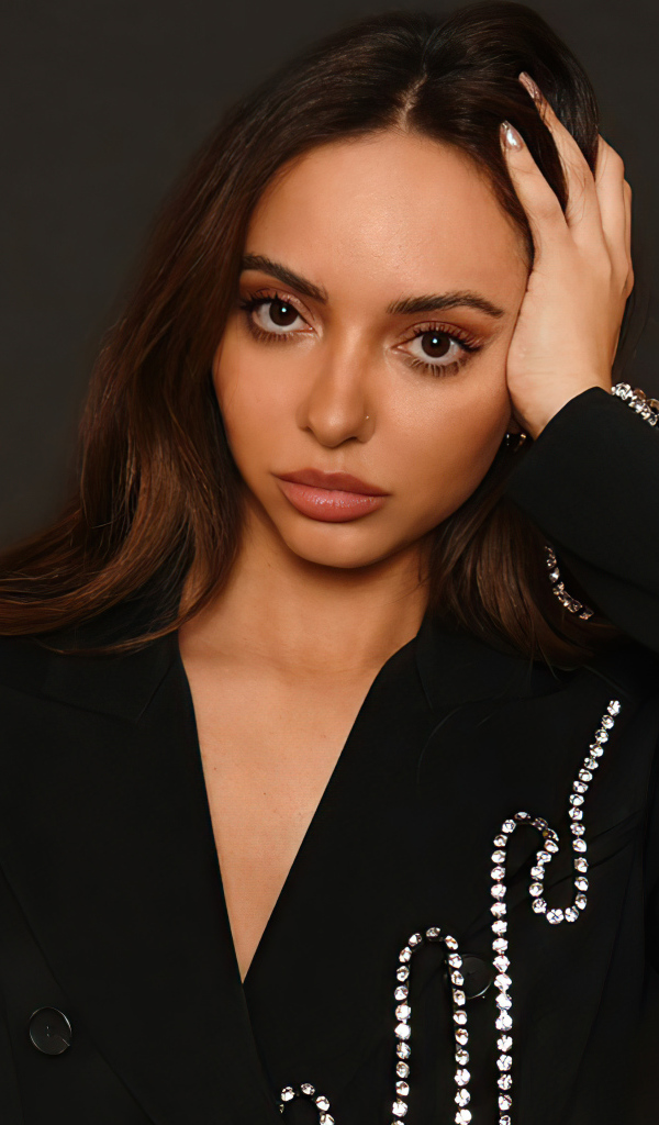 Участница группы Little Mix