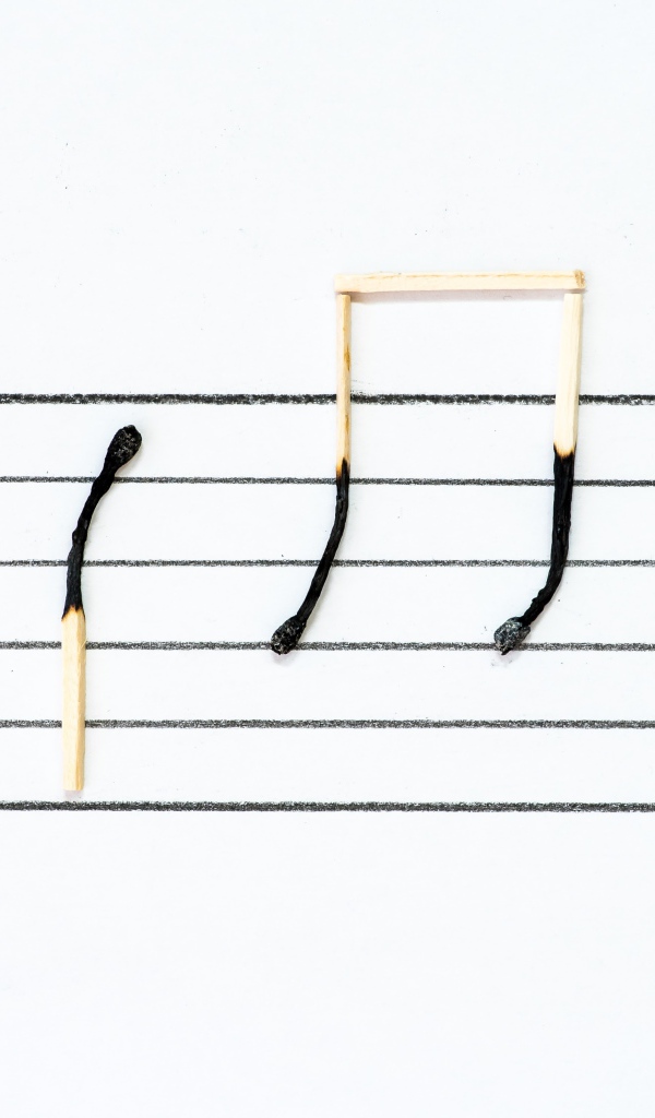 Ноты на белом фоне из сожженных спичек